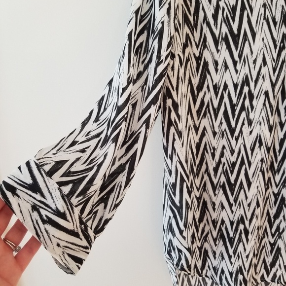 S/I STUDIO Chevron v-neck top - Picture 2 of 4